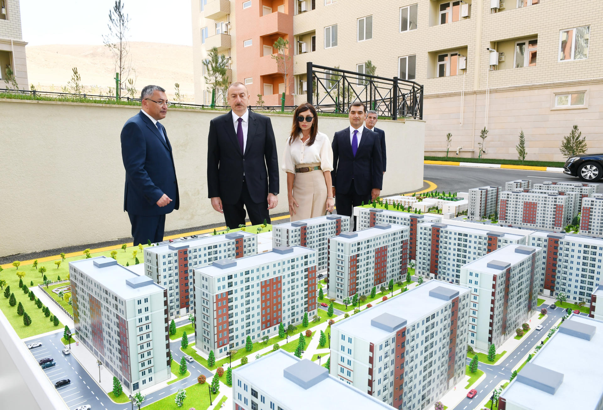Prezident İlham Əliyev və birinci xanım Mehriban Əliyeva məcburi köçkünlər üçün salınmış “Qobu Park-2” yaşayış kompleksinin açılışında iştirak ediblər (FOTO) (YENİLƏNİB-2)