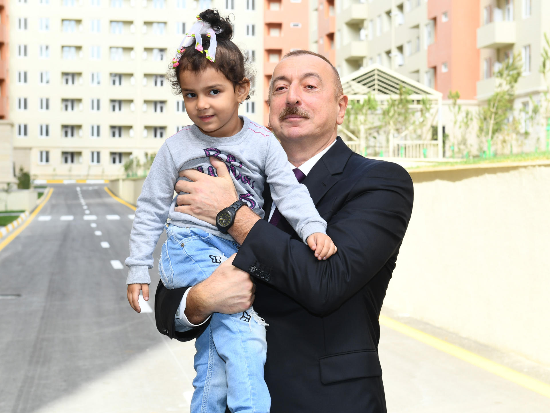 Prezident İlham Əliyev və birinci xanım Mehriban Əliyeva məcburi köçkünlər üçün salınmış “Qobu Park-2” yaşayış kompleksinin açılışında iştirak ediblər (FOTO) (YENİLƏNİB-2)