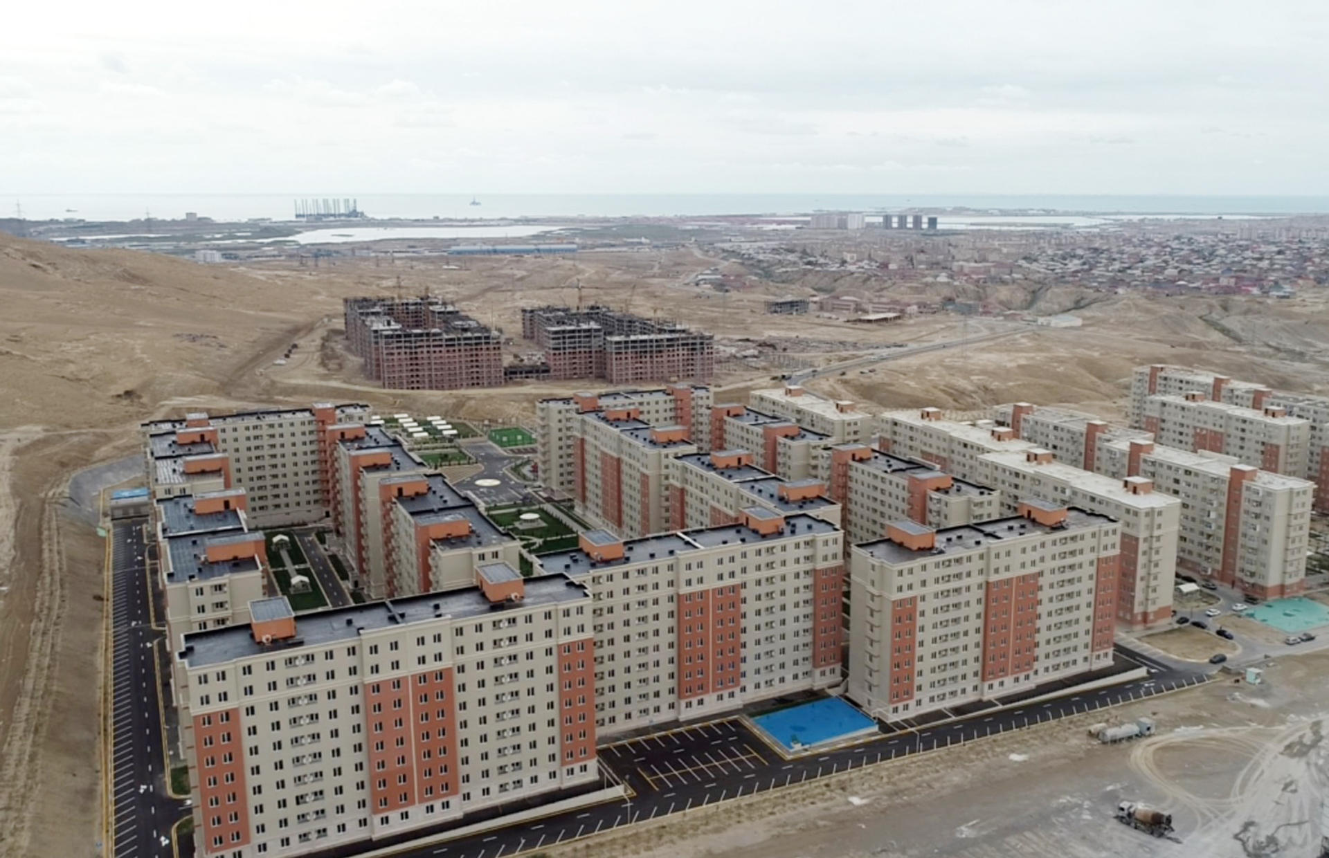 Prezident İlham Əliyev və birinci xanım Mehriban Əliyeva məcburi köçkünlər üçün salınmış “Qobu Park-2” yaşayış kompleksinin açılışında iştirak ediblər (FOTO) (YENİLƏNİB-2)