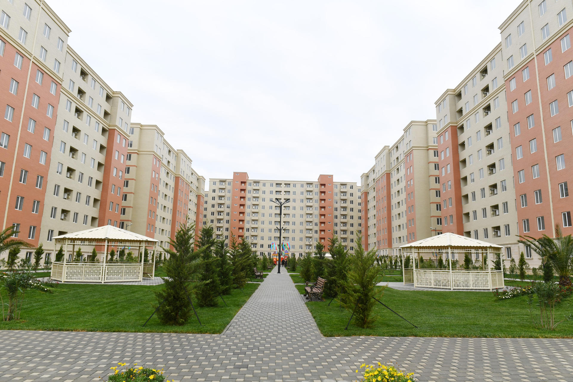Prezident İlham Əliyev və birinci xanım Mehriban Əliyeva məcburi köçkünlər üçün salınmış “Qobu Park-2” yaşayış kompleksinin açılışında iştirak ediblər (FOTO) (YENİLƏNİB-2)