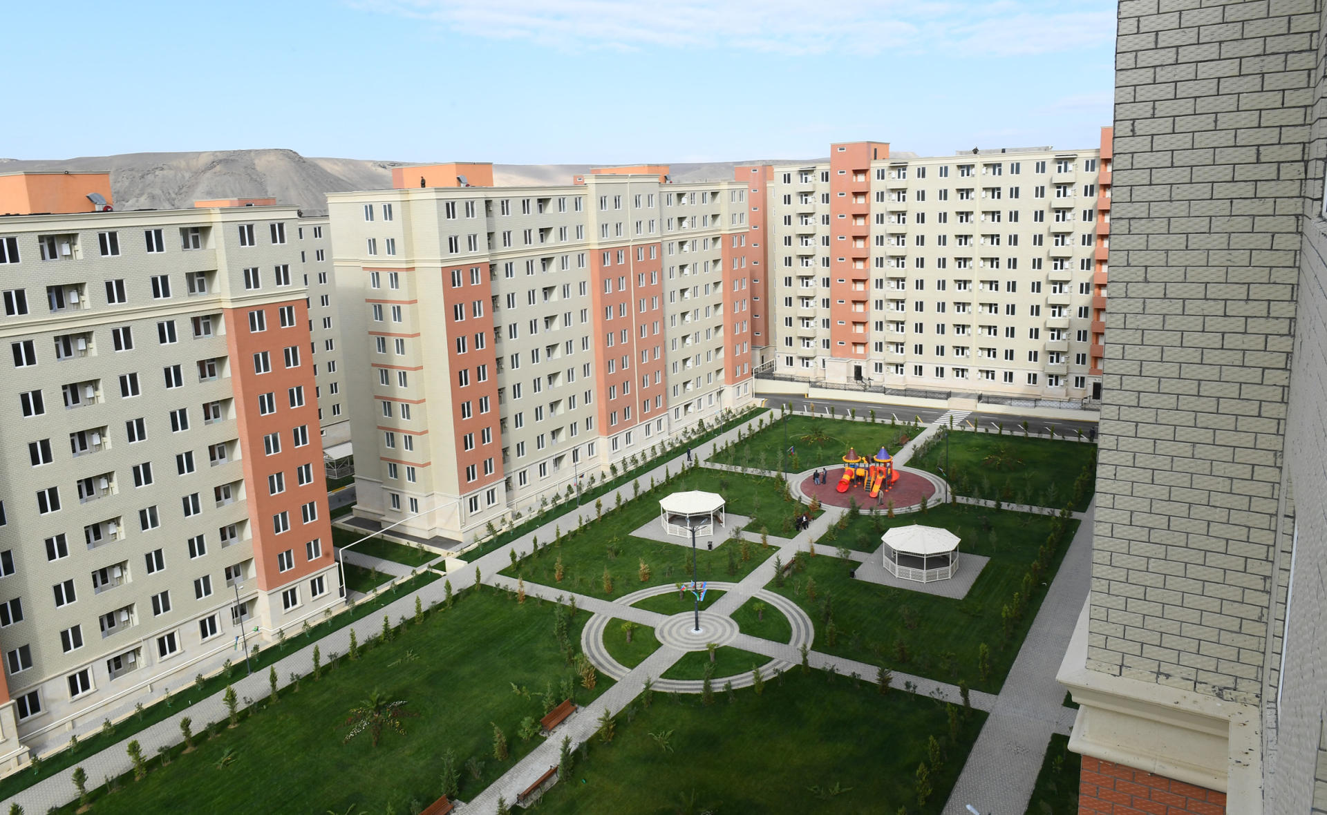 Prezident İlham Əliyev və birinci xanım Mehriban Əliyeva məcburi köçkünlər üçün salınmış “Qobu Park-2” yaşayış kompleksinin açılışında iştirak ediblər (FOTO) (YENİLƏNİB-2)