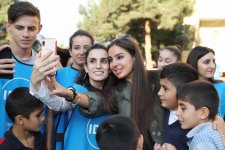 Heydər Əliyev Fondunun vitse-prezidenti Leyla Əliyeva "Bizim həyət" layihəsi çərçivəsində abadlaşdırılan növbəti həyətin açılışında iştirak edib (FOTO)