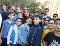 Heydər Əliyev Fondunun vitse-prezidenti Leyla Əliyeva "Bizim həyət" layihəsi çərçivəsində abadlaşdırılan növbəti həyətin açılışında iştirak edib (FOTO)