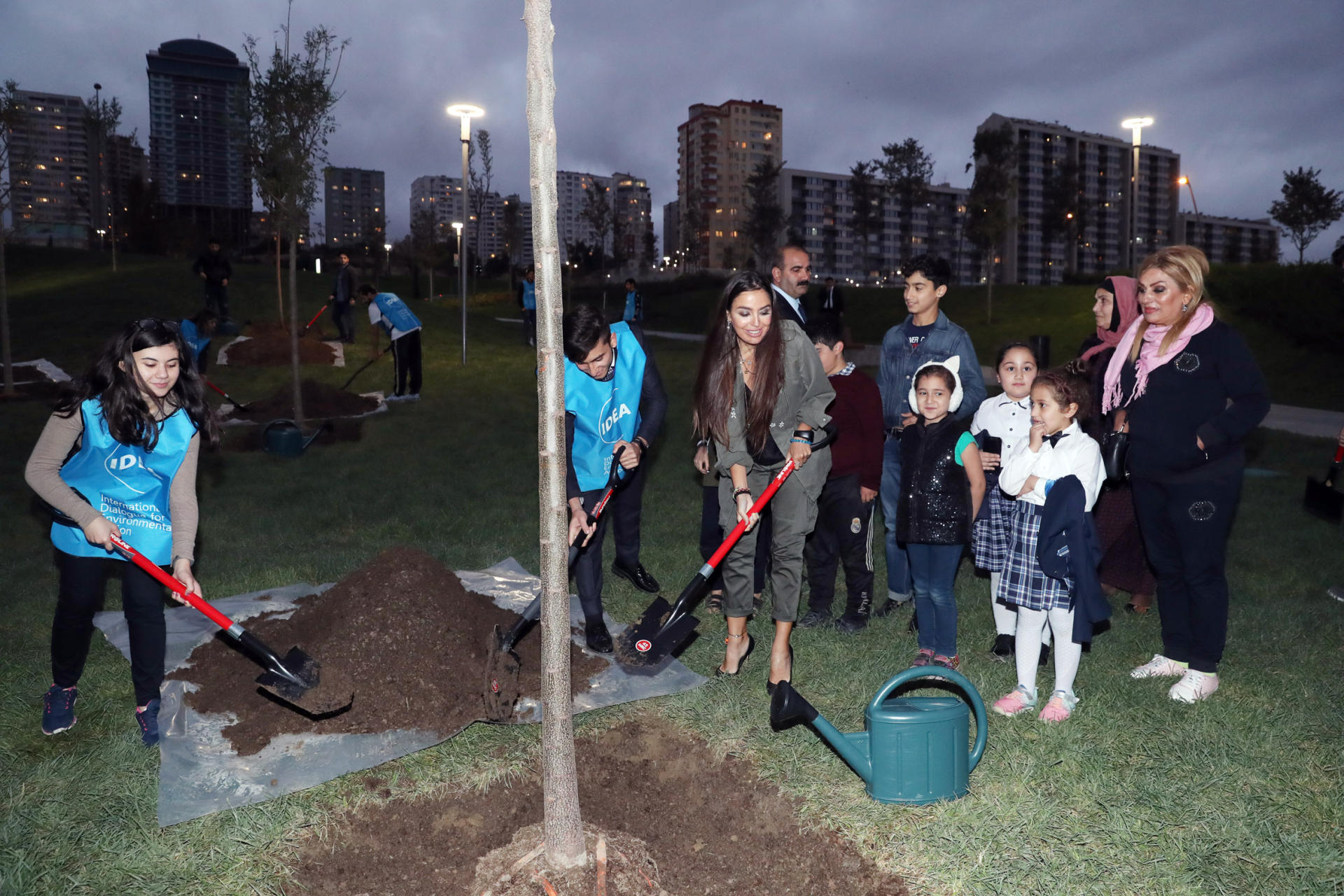 Heydər Əliyev Fondunun vitse-prezidenti Leyla Əliyeva Füzuli küçəsi boyunca salınan Mərkəzi Parkda olub (FOTO)