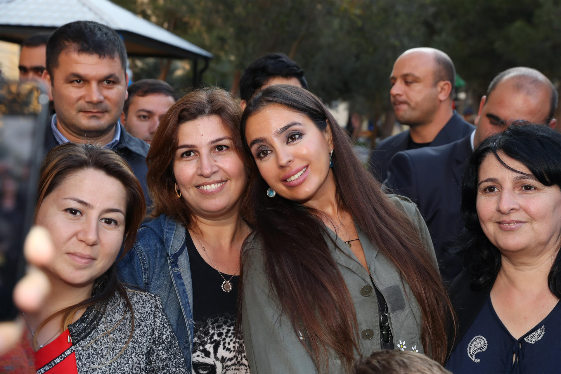 Heydər Əliyev Fondunun vitse-prezidenti Leyla Əliyeva "Bizim həyət" layihəsi çərçivəsində abadlaşdırılan növbəti həyətin açılışında iştirak edib (FOTO)