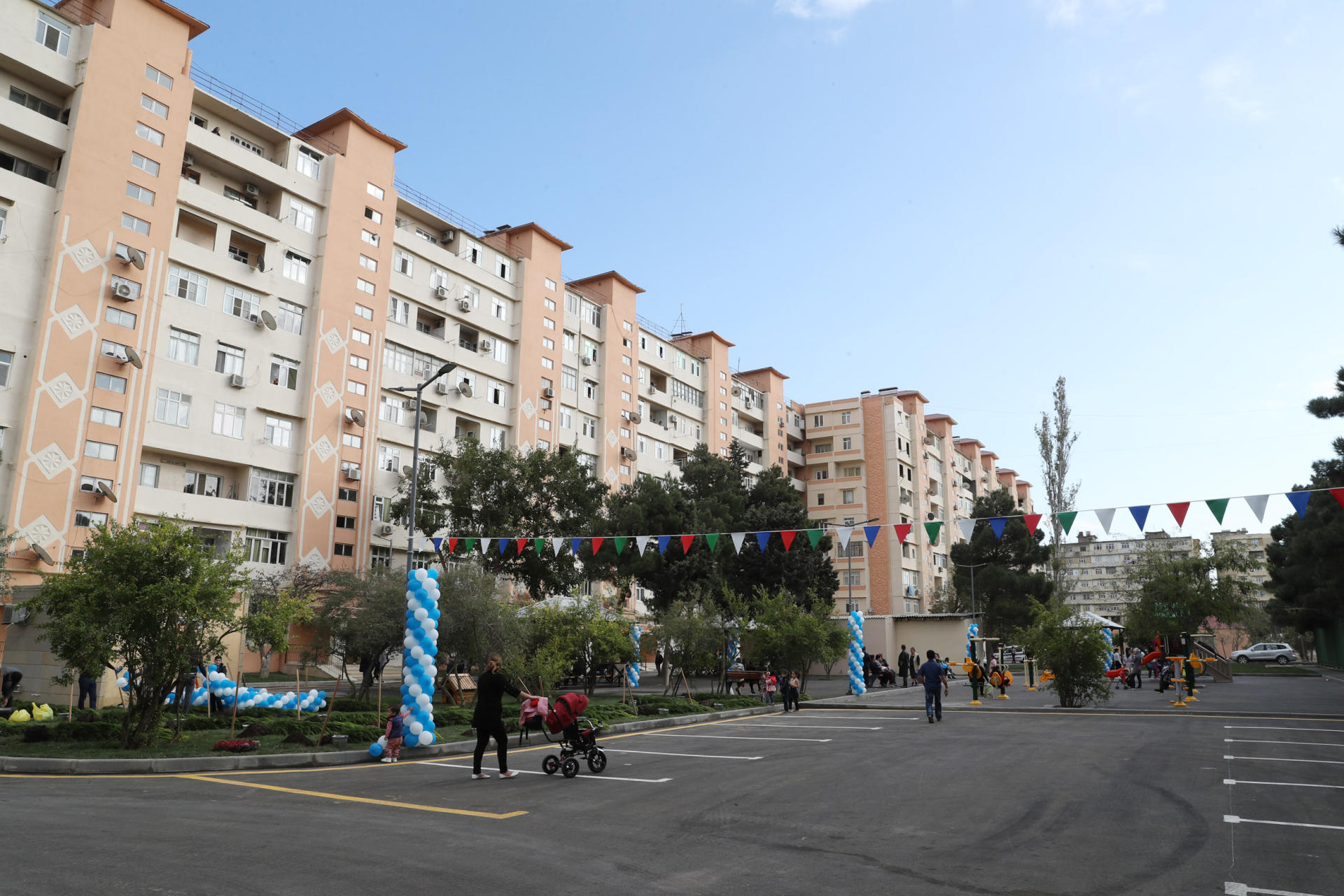 Heydər Əliyev Fondunun vitse-prezidenti Leyla Əliyeva "Bizim həyət" layihəsi çərçivəsində abadlaşdırılan növbəti həyətin açılışında iştirak edib (FOTO)