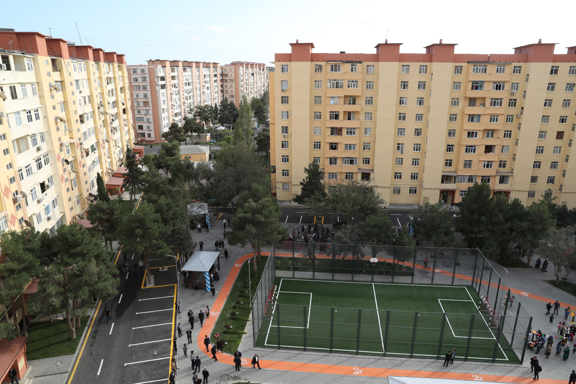 Heydər Əliyev Fondunun vitse-prezidenti Leyla Əliyeva "Bizim həyət" layihəsi çərçivəsində abadlaşdırılan növbəti həyətin açılışında iştirak edib (FOTO)