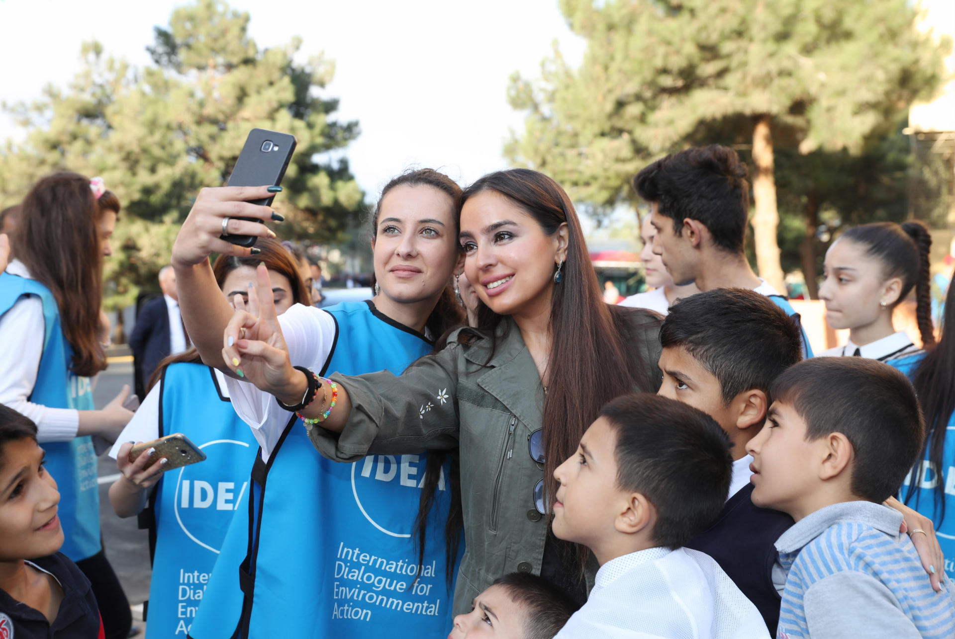 Heydər Əliyev Fondunun vitse-prezidenti Leyla Əliyeva "Bizim həyət" layihəsi çərçivəsində abadlaşdırılan növbəti həyətin açılışında iştirak edib (FOTO)