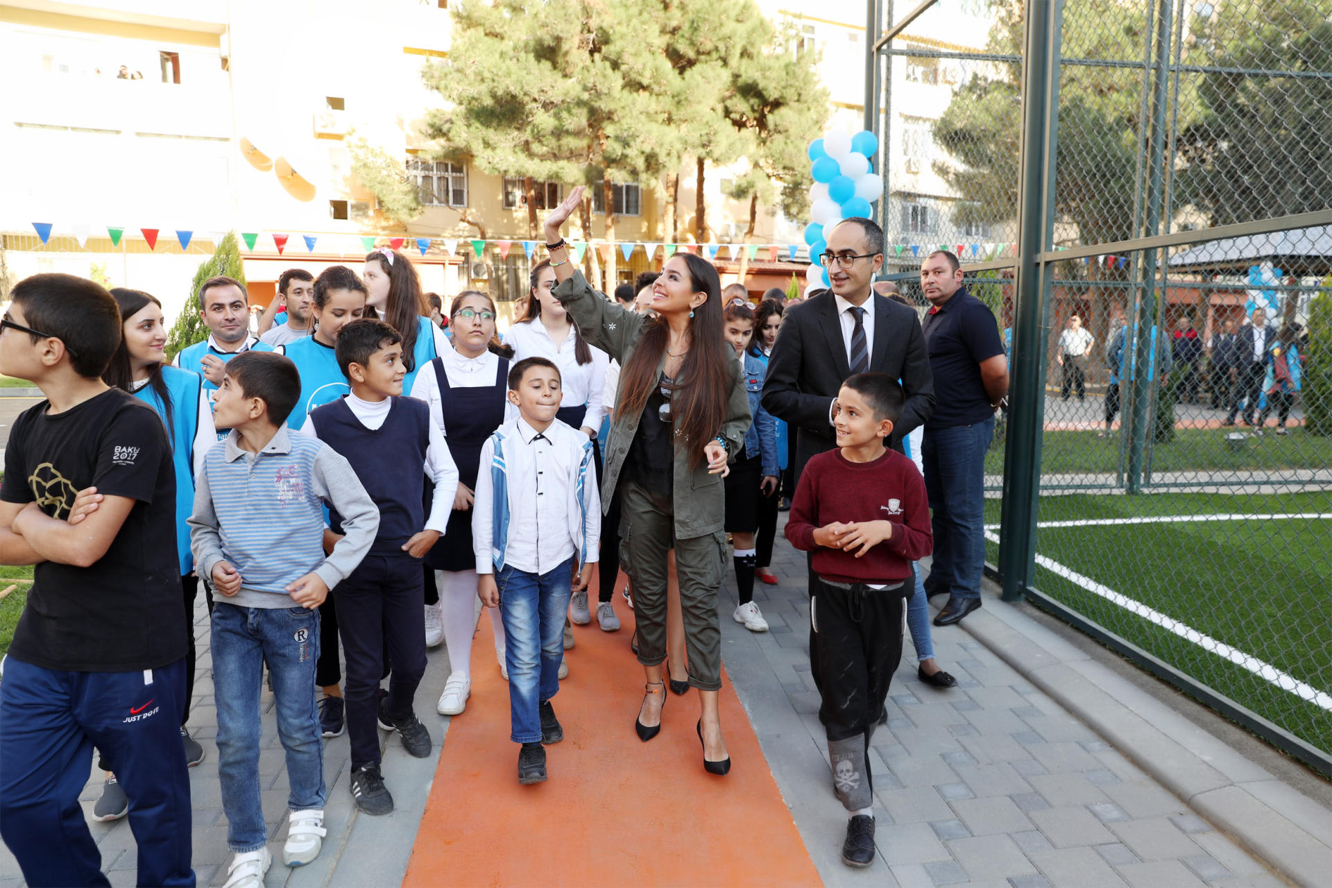 Heydər Əliyev Fondunun vitse-prezidenti Leyla Əliyeva "Bizim həyət" layihəsi çərçivəsində abadlaşdırılan növbəti həyətin açılışında iştirak edib (FOTO)