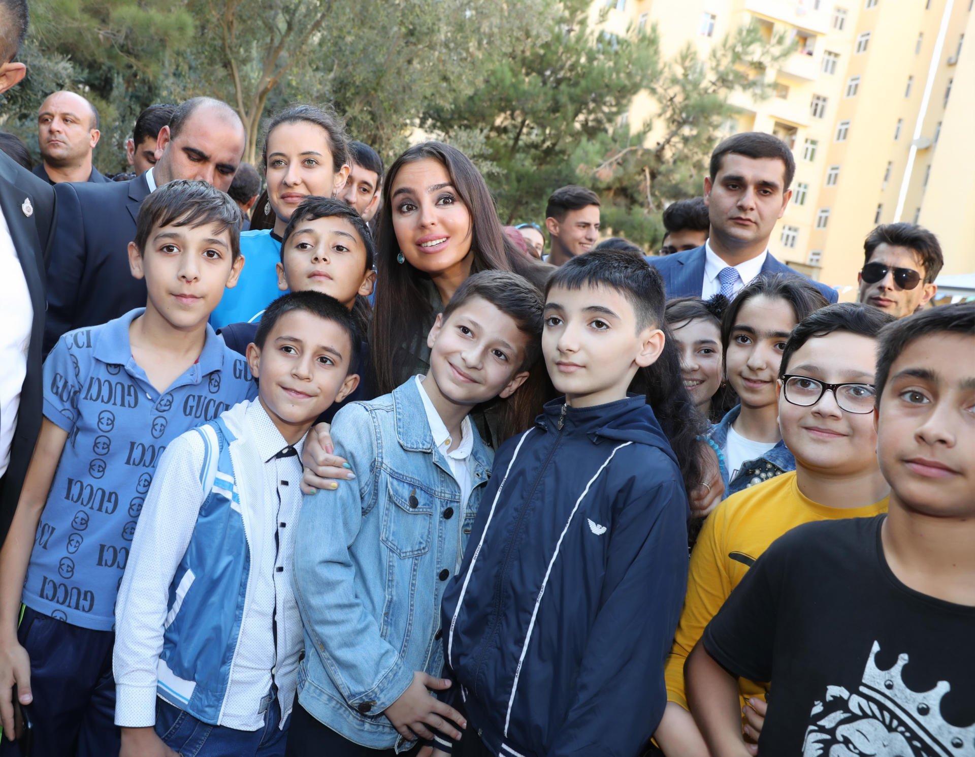 Heydər Əliyev Fondunun vitse-prezidenti Leyla Əliyeva "Bizim həyət" layihəsi çərçivəsində abadlaşdırılan növbəti həyətin açılışında iştirak edib (FOTO)