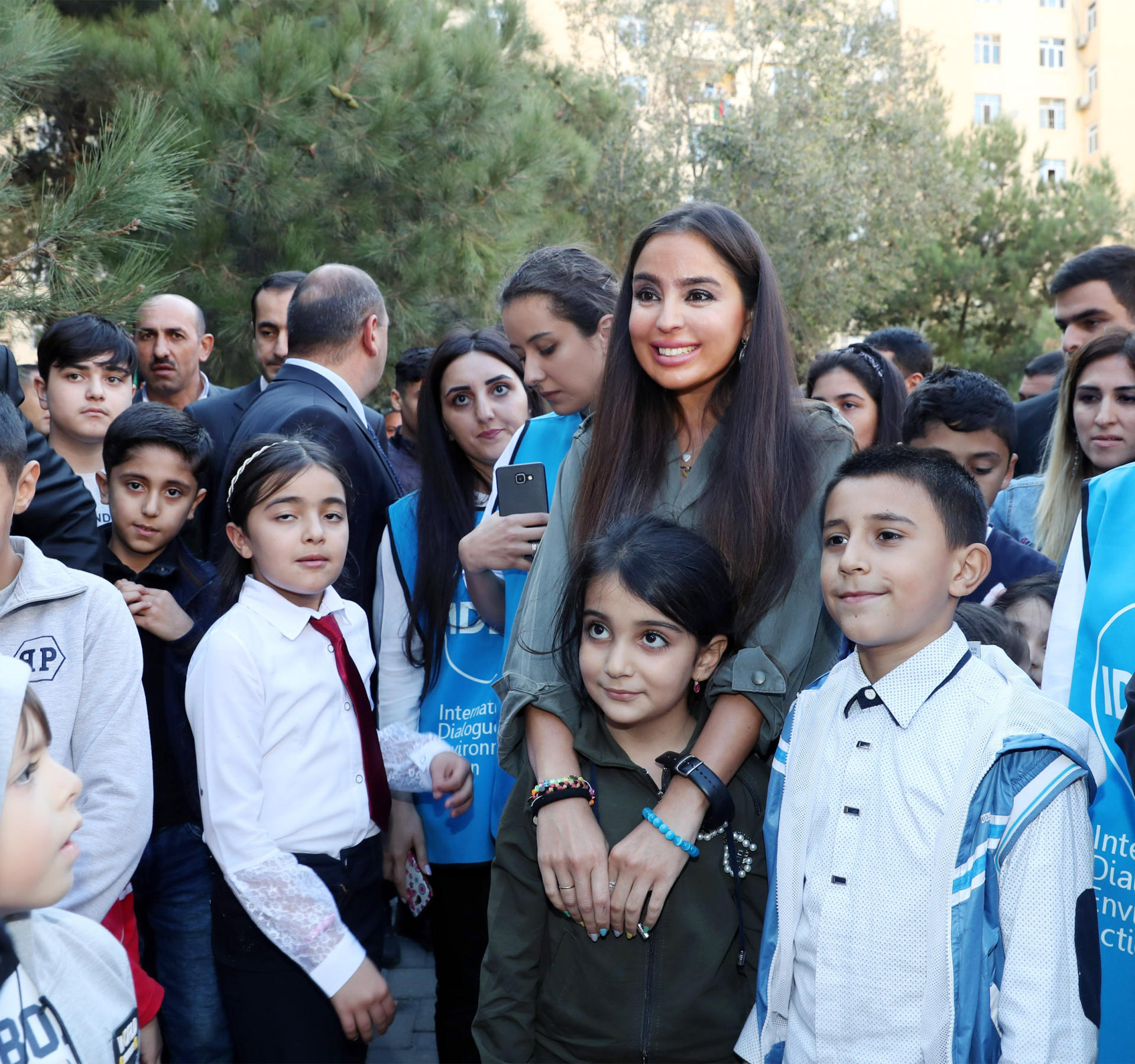 Heydər Əliyev Fondunun vitse-prezidenti Leyla Əliyeva "Bizim həyət" layihəsi çərçivəsində abadlaşdırılan növbəti həyətin açılışında iştirak edib (FOTO)