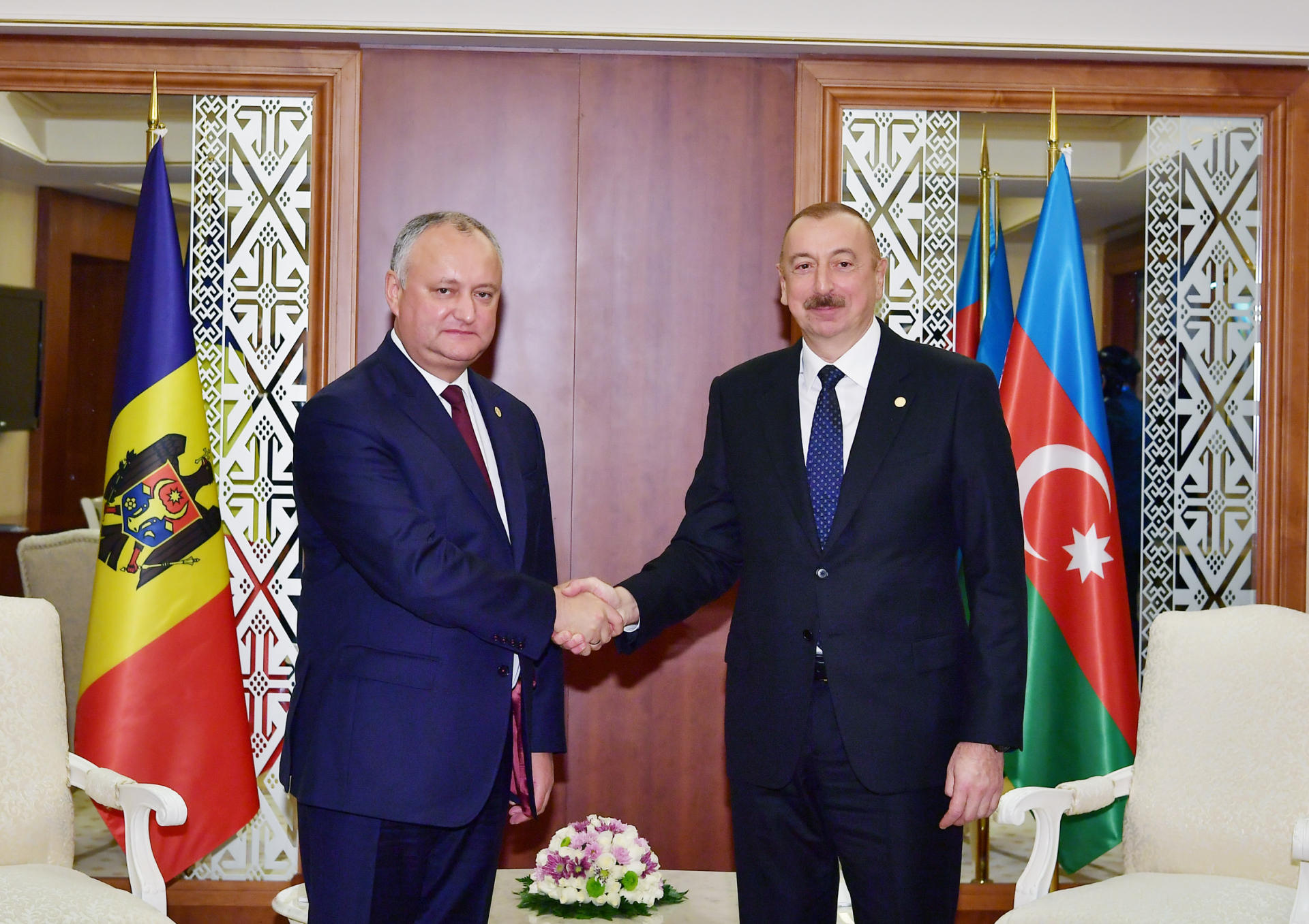 Prezident İlham Əliyev Moldova Prezidenti İqor Dodon ilə görüşüb (FOTO) (YENİLƏNİB)