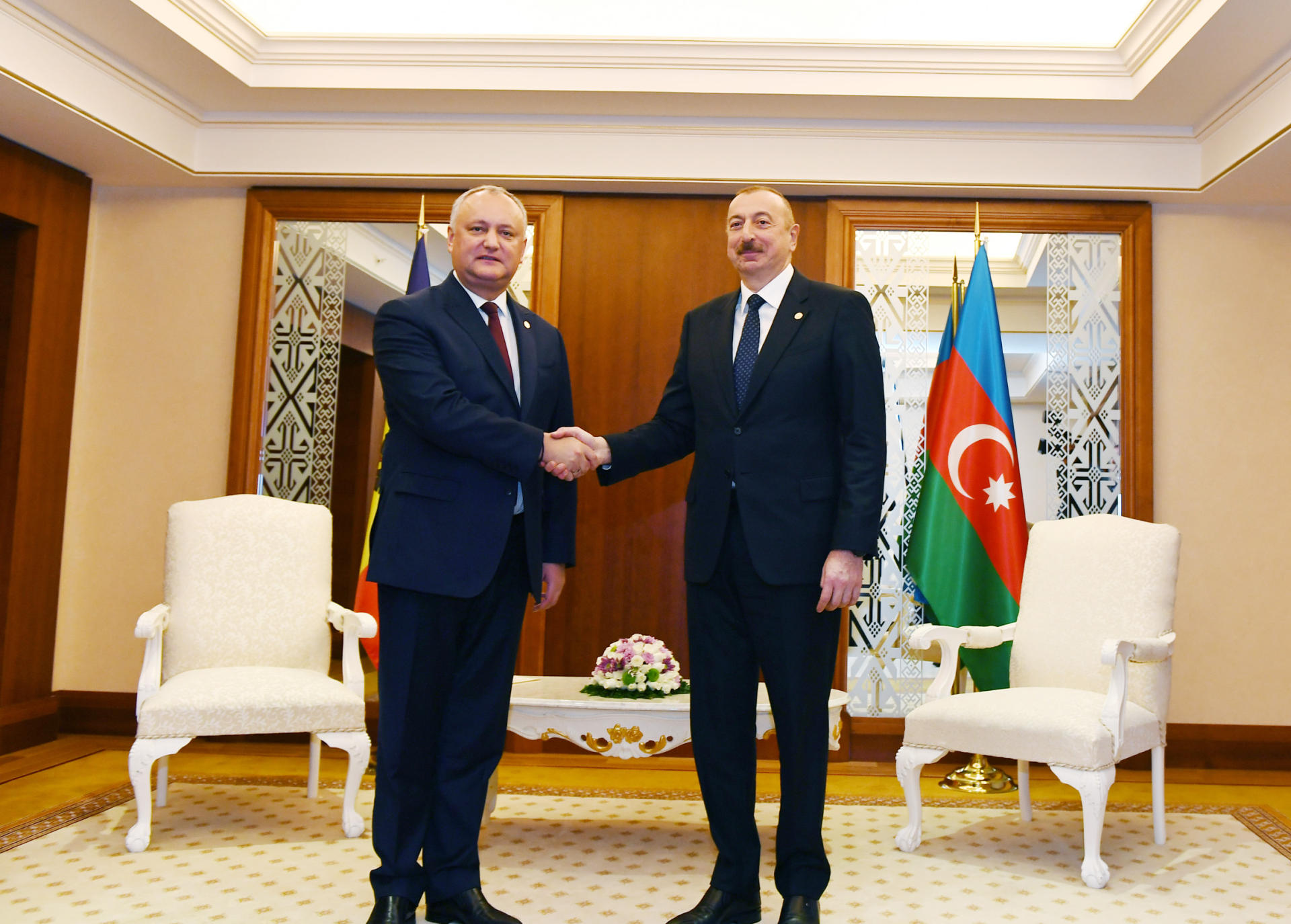 Prezident İlham Əliyev Moldova Prezidenti İqor Dodon ilə görüşüb (FOTO) (YENİLƏNİB)