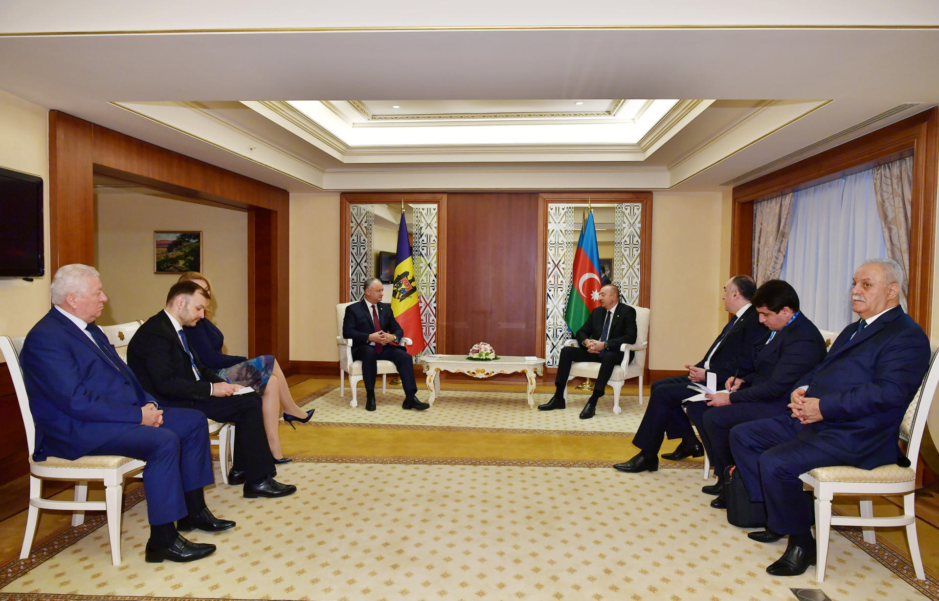 Prezident İlham Əliyev Moldova Prezidenti İqor Dodon ilə görüşüb (FOTO) (YENİLƏNİB)