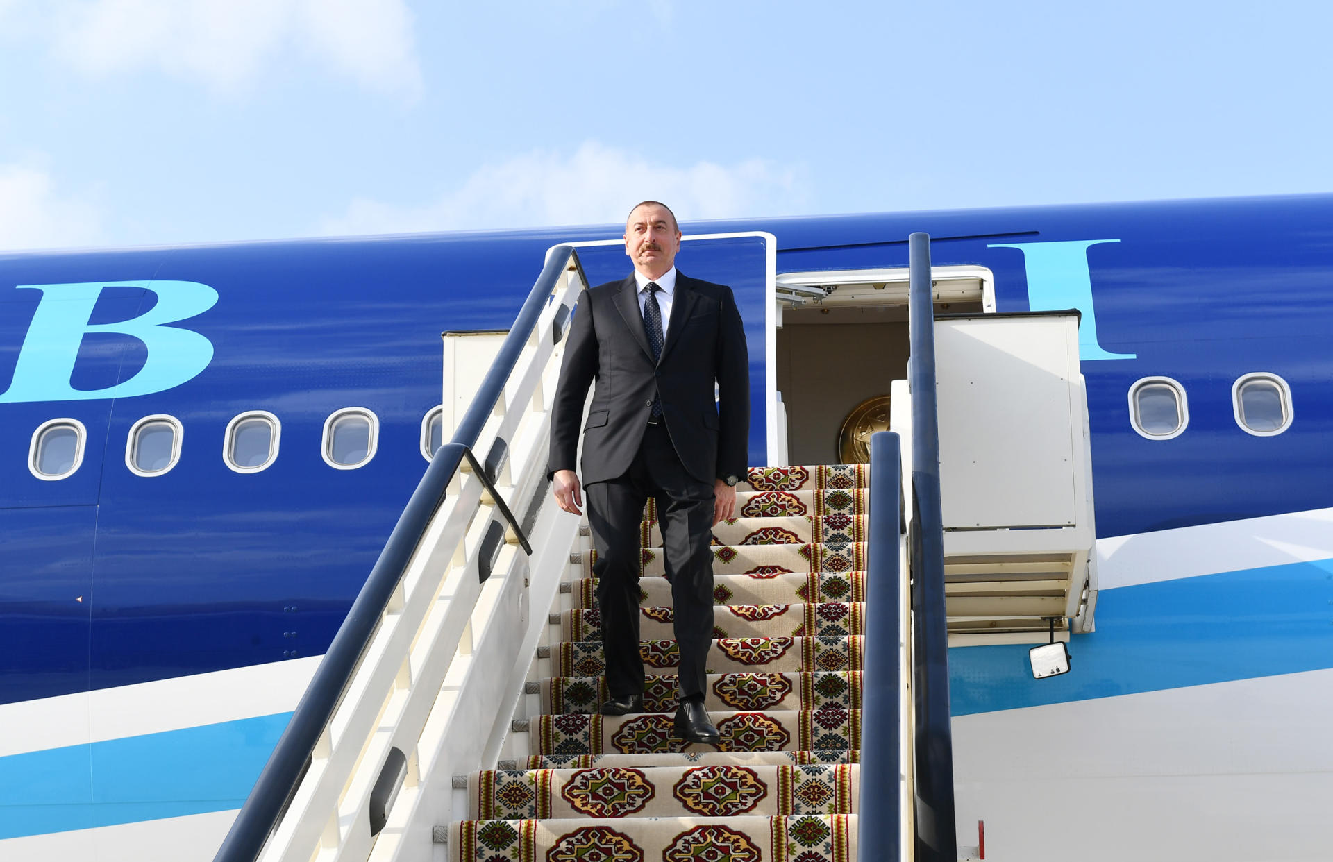 Prezident İlham Əliyev Türkmənistana işgüzar səfərə gəlib (FOTO)
