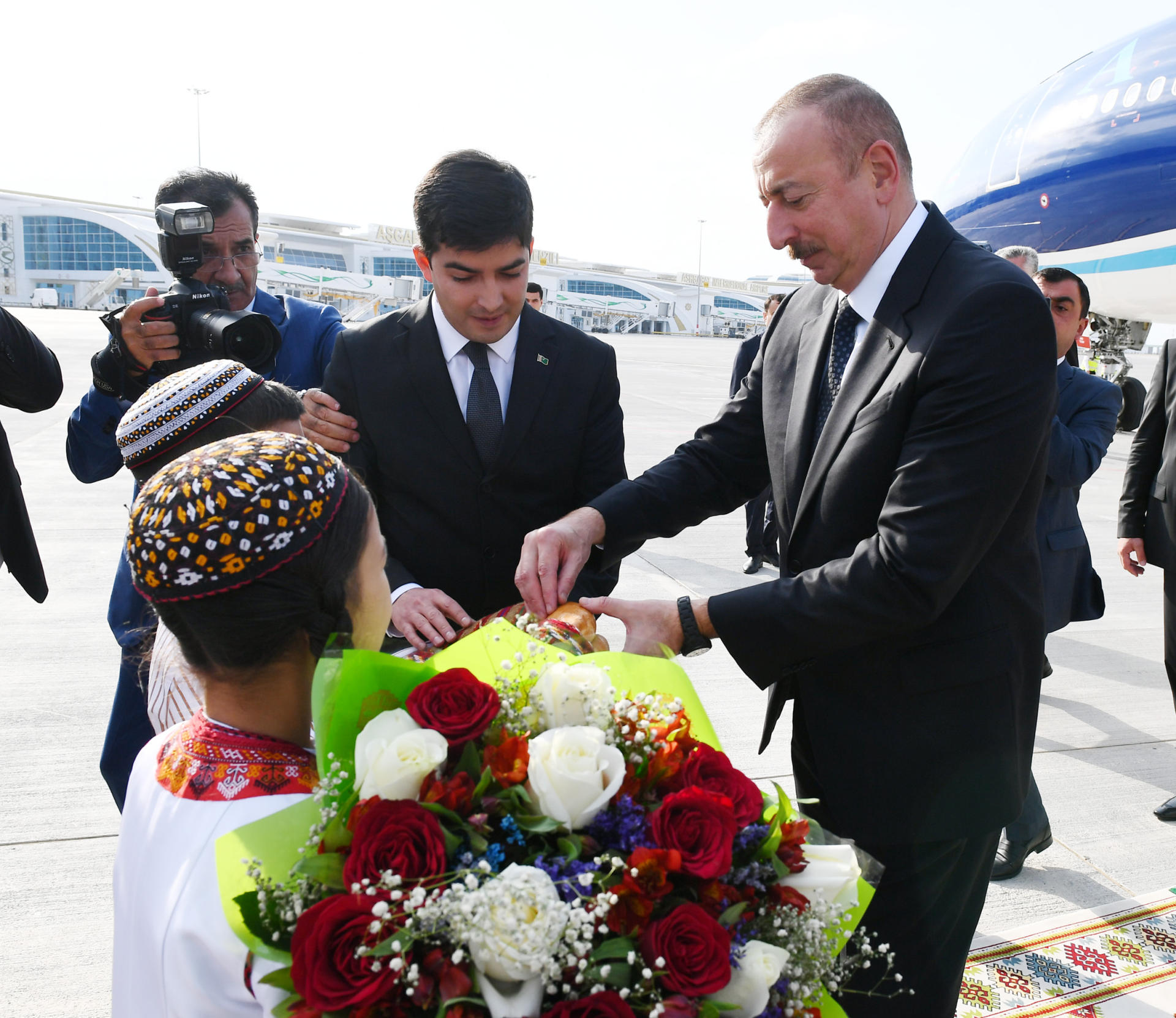 Prezident İlham Əliyev Türkmənistana işgüzar səfərə gəlib (FOTO)