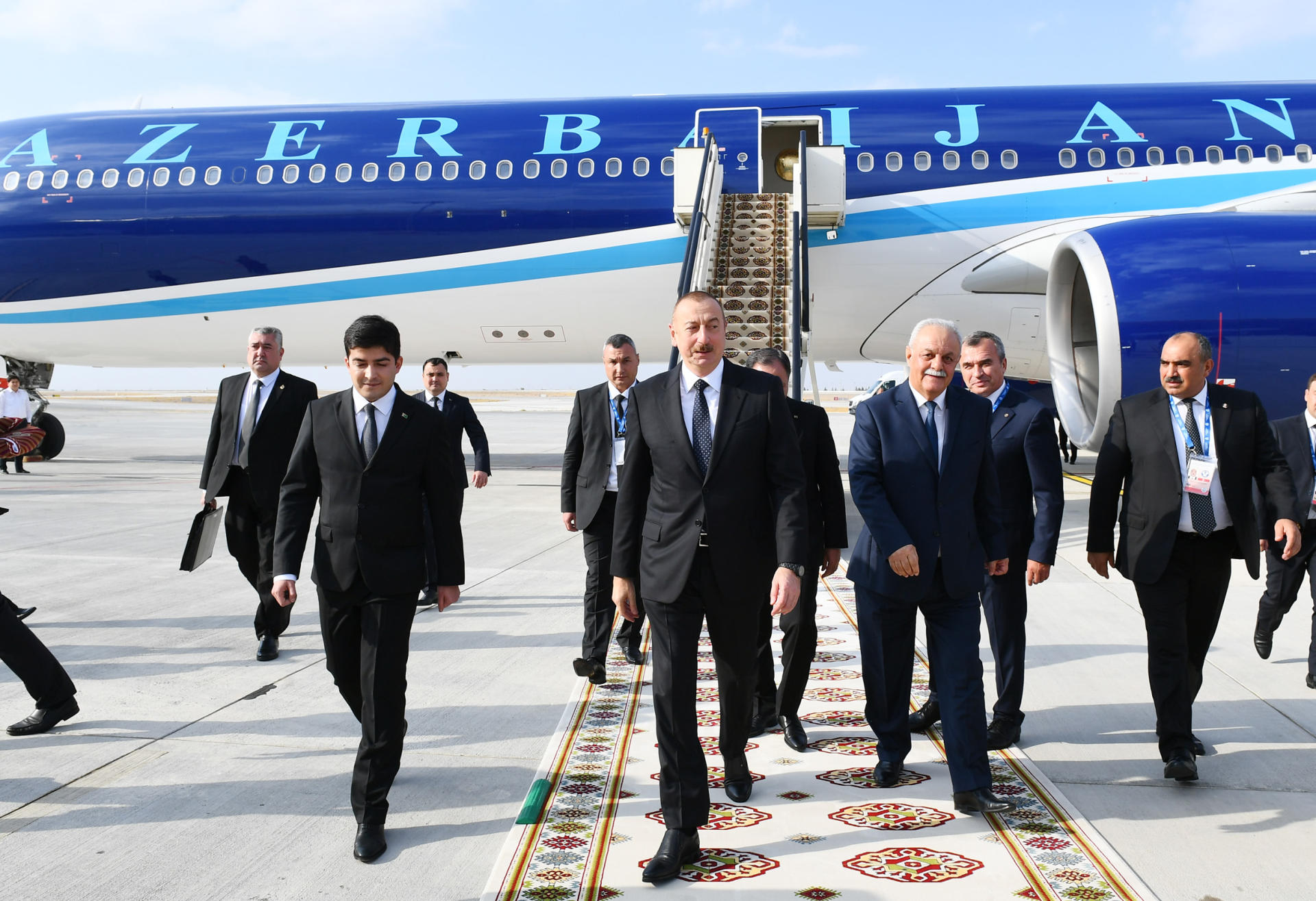 Prezident İlham Əliyev Türkmənistana işgüzar səfərə gəlib (FOTO)