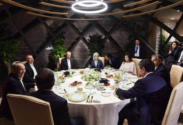 Prezident İlham Əliyev və birinci xanım Mehriban Əliyeva Türk Şurasının VII Zirvə Görüşündə iştirak edən dövlət və hökumət başçıları ilə birgə şam ediblər (FOTO)