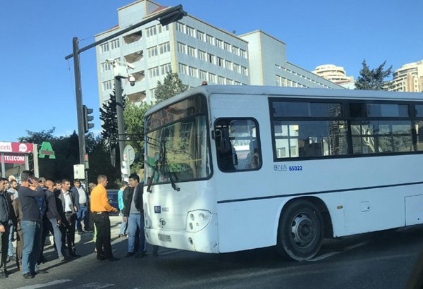 Bakıda avtobus minik avtomobili ilə toqquşdu (FOTO)