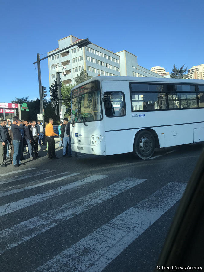 Bakıda avtobus minik avtomobili ilə toqquşdu (FOTO)