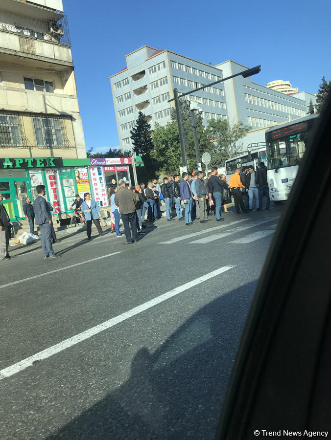 Bakıda avtobus minik avtomobili ilə toqquşdu (FOTO)