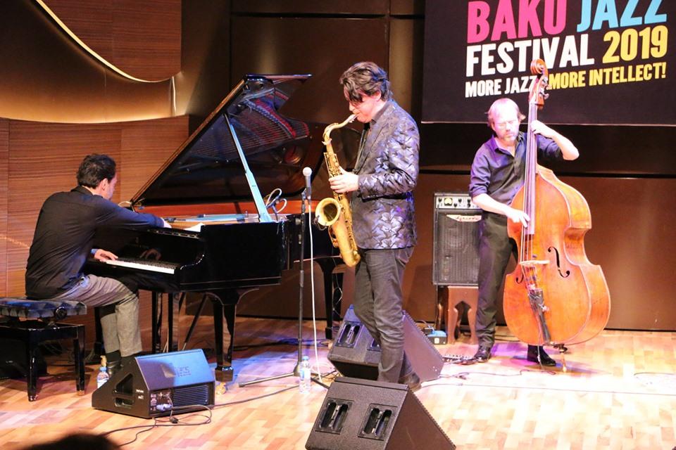 Yurian Honinqun payız Bakı üçün romantik improvizələri (FOTO/VİDEO)