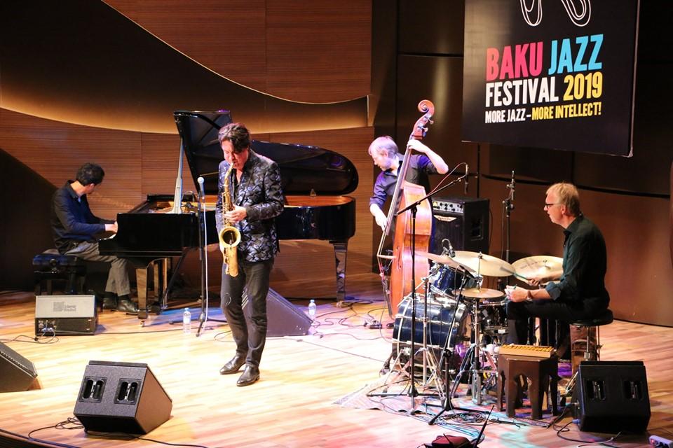Yurian Honinqun payız Bakı üçün romantik improvizələri (FOTO/VİDEO)