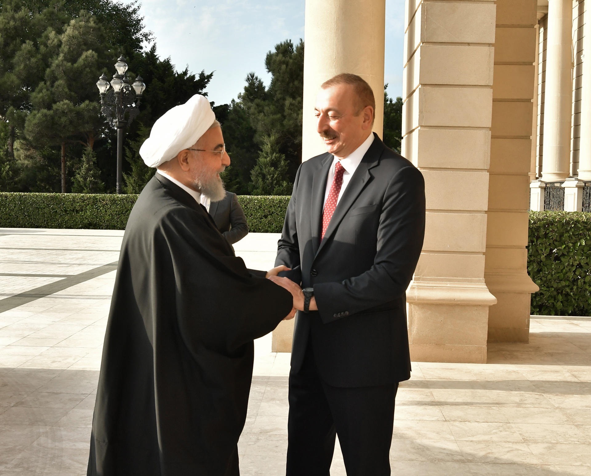 Azərbaycan Prezidenti İlham Əliyev ilə İran Prezidenti Həsən Ruhaninin görüşü olub (FOTO) (YENİLƏNİB)