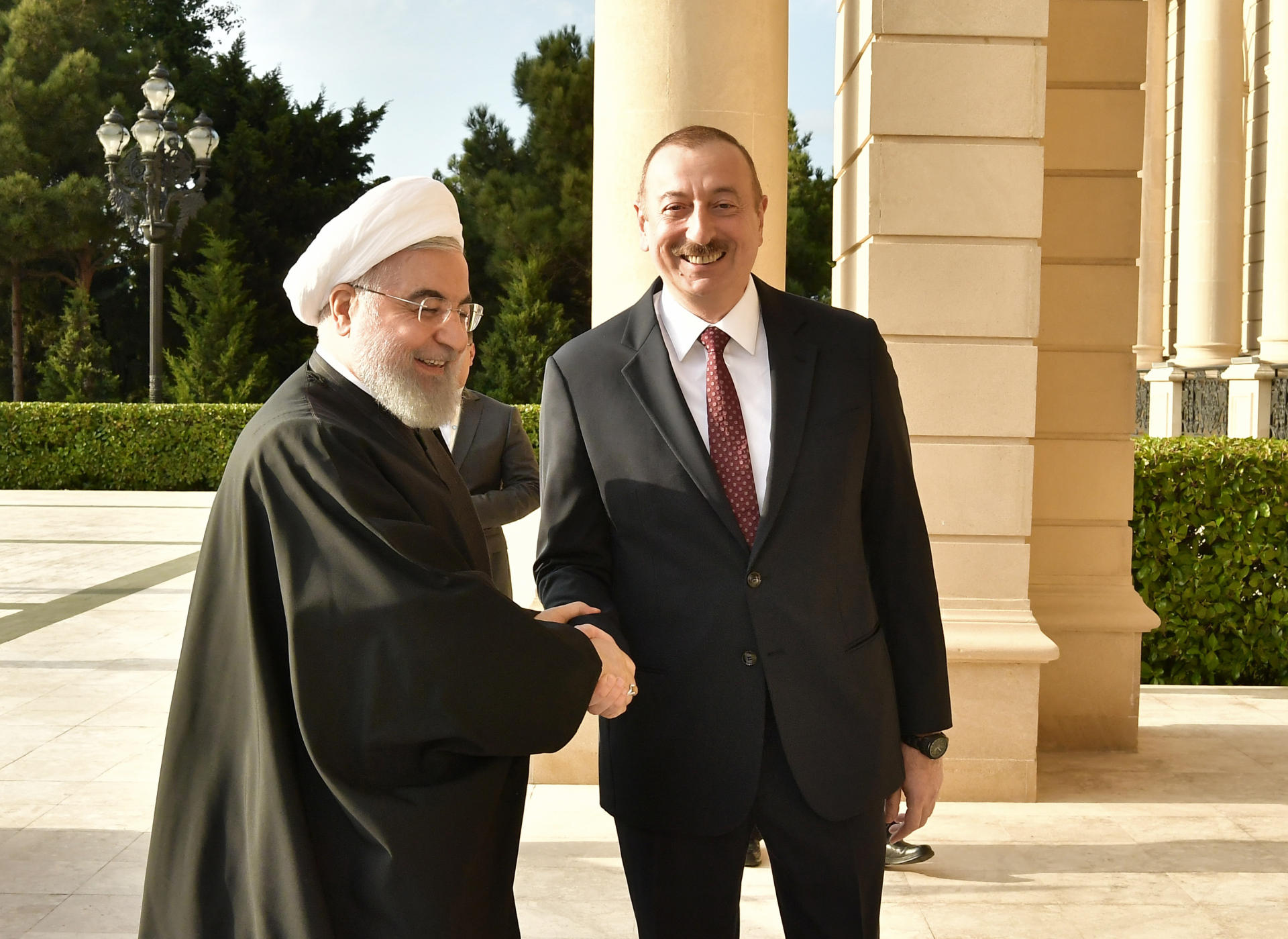Azərbaycan Prezidenti İlham Əliyev ilə İran Prezidenti Həsən Ruhaninin görüşü olub (FOTO) (YENİLƏNİB)