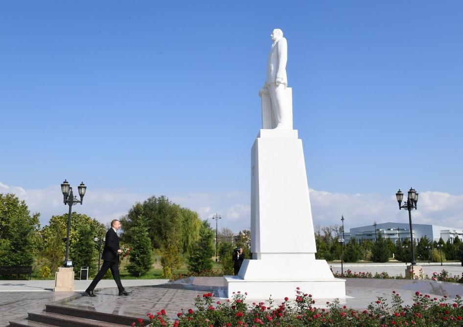 Prezident İlham Əliyev Ağdaşda ümummilli lider Heydər Əliyevin abidəsini ziyarət edib (FOTO) (YENİLƏNİB)