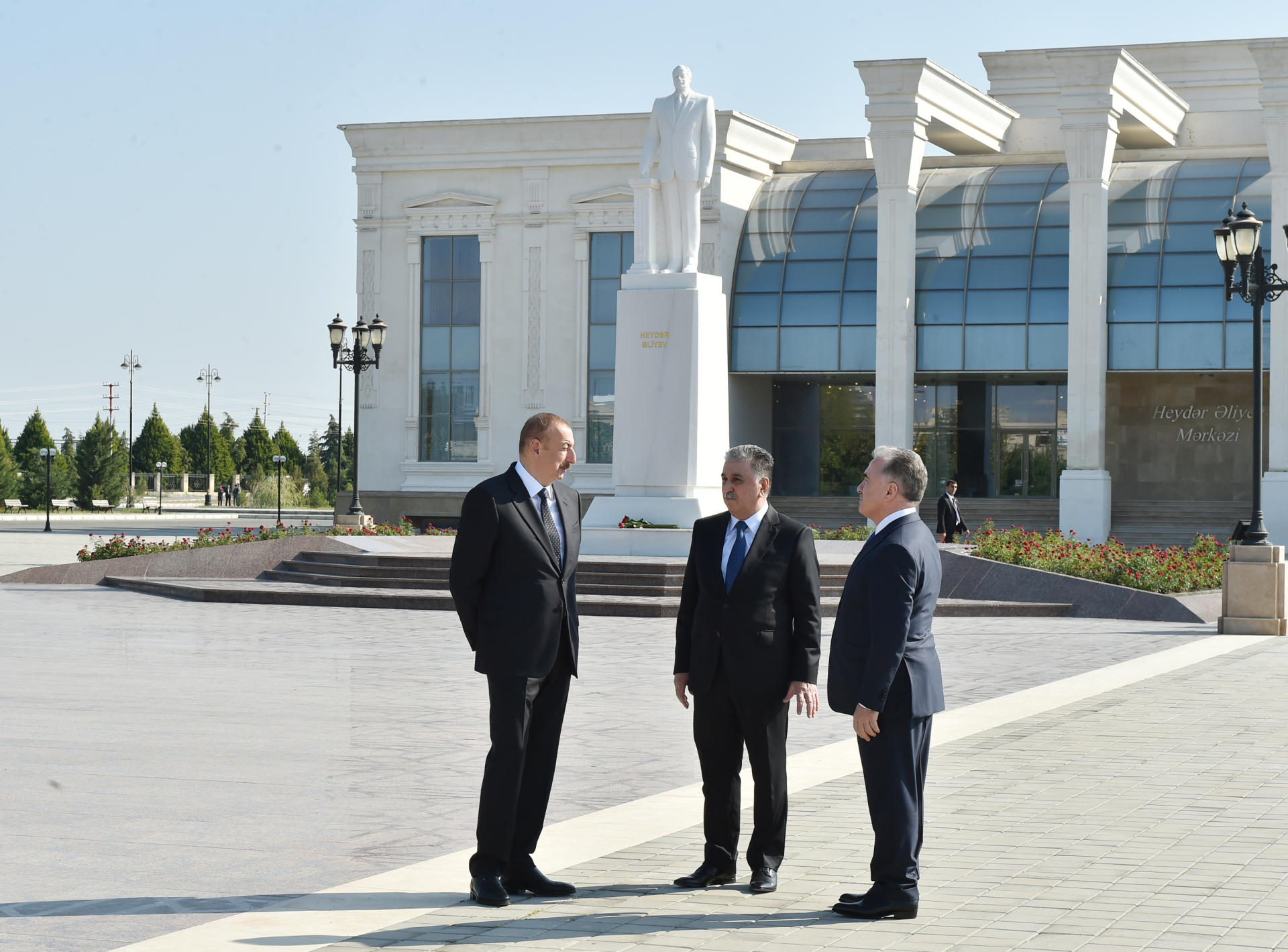 Prezident İlham Əliyev Ağdaşda ümummilli lider Heydər Əliyevin abidəsini ziyarət edib (FOTO) (YENİLƏNİB)