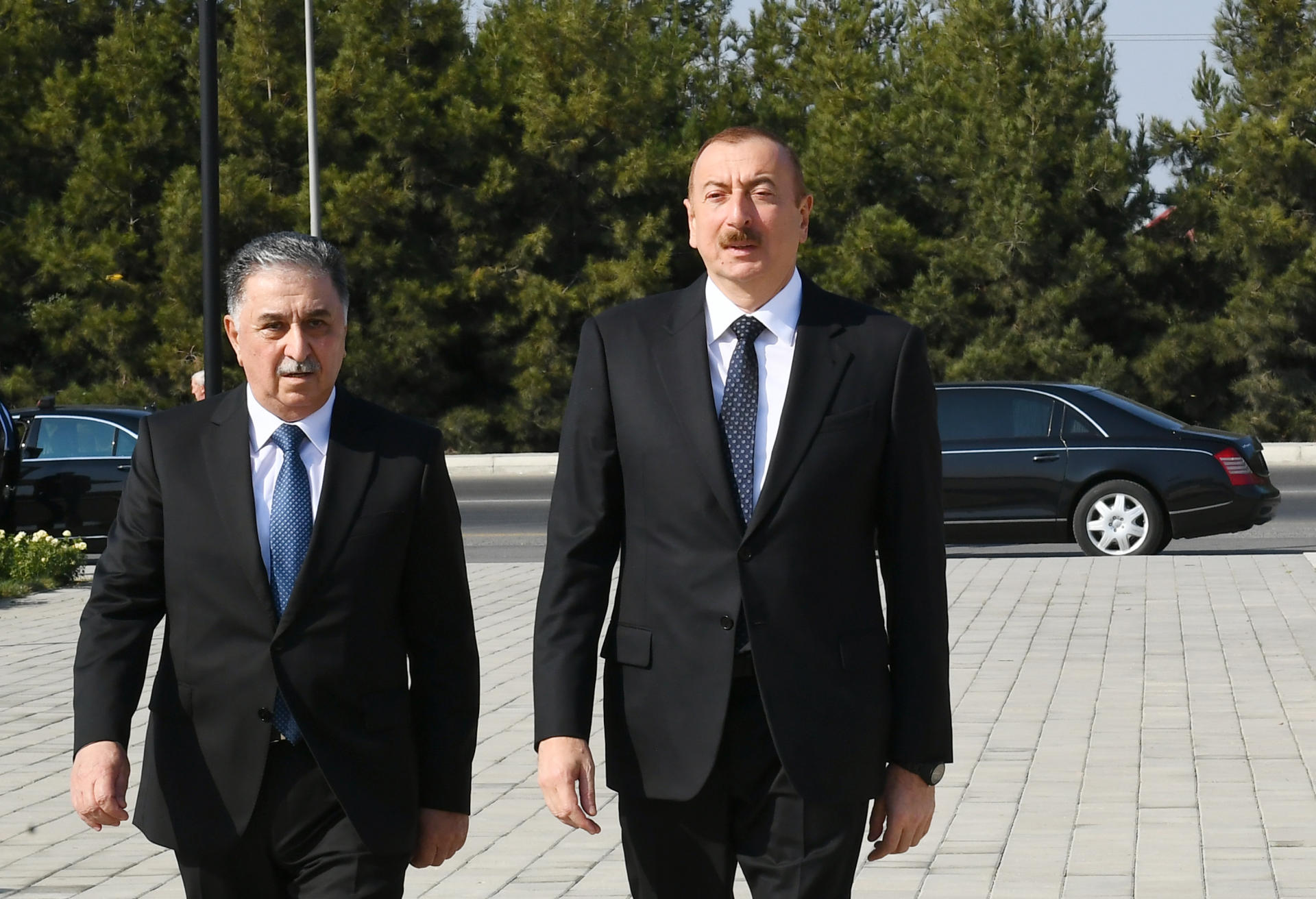 Prezident İlham Əliyev Ağdaşda ümummilli lider Heydər Əliyevin abidəsini ziyarət edib (FOTO) (YENİLƏNİB)