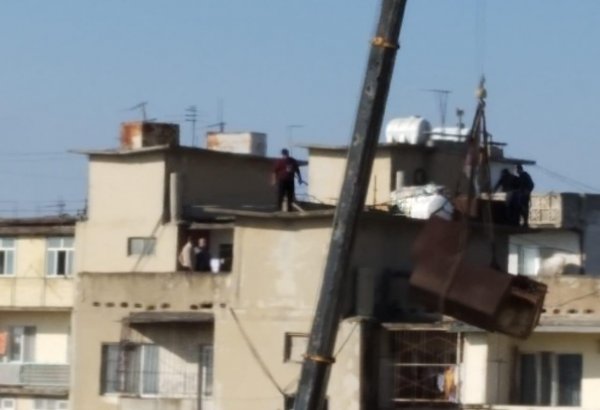 Yaşayış binalarında sökülən dəmir çənlər plastmas çənlərlə əvəz edilə biləcək (FOTO) (ÖZƏL)
