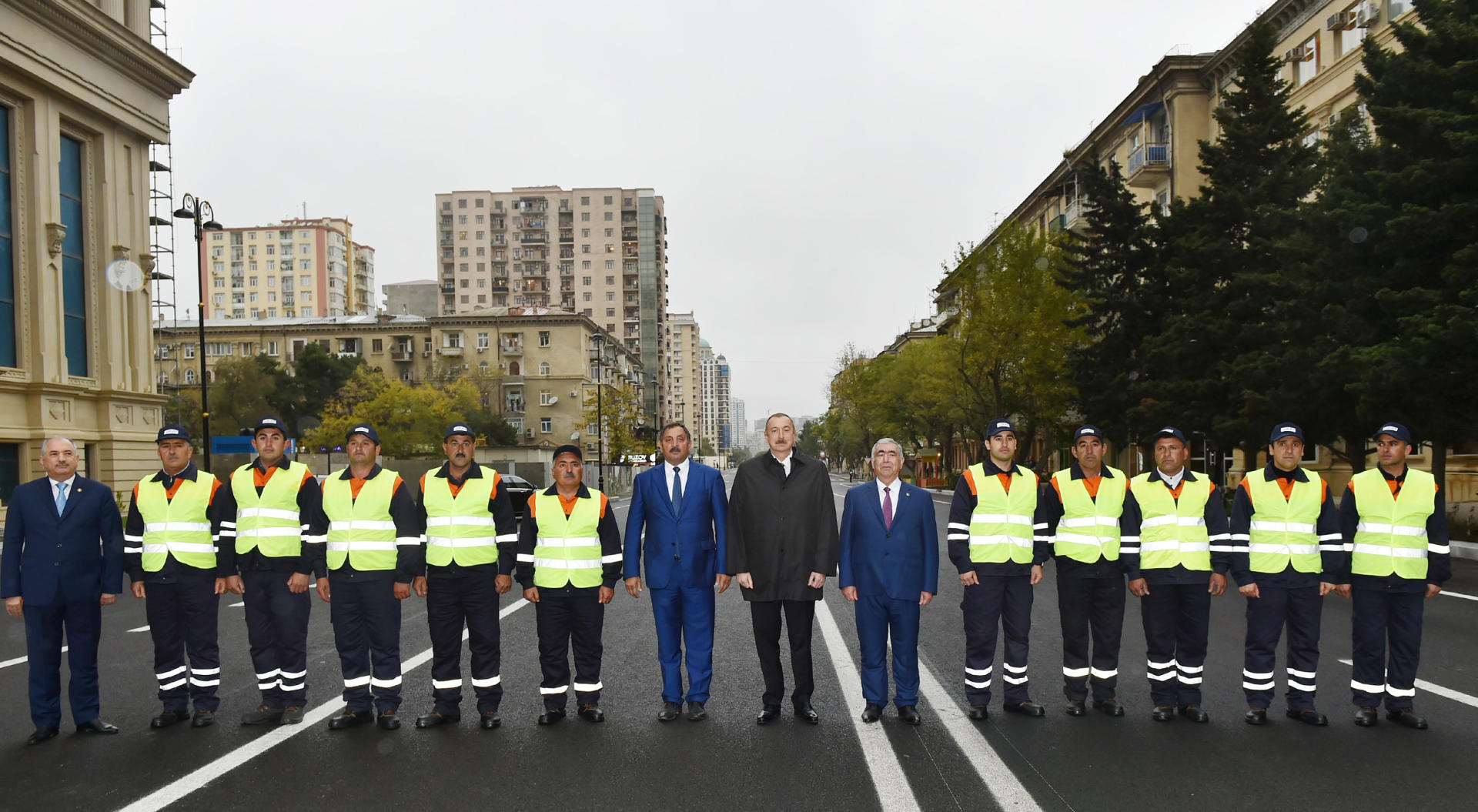 Prezident İlham Əliyev paytaxtın Şəfayət Mehdiyev küçəsinin Tbilisi prospektindən Landau küçəsinədək olan hissəsində yenidənqurmadan sonra görülən işlərlə tanış olub (FOTO) (YENİLƏNİB)