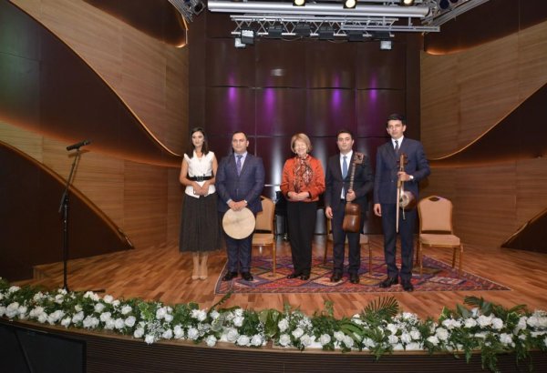 Britaniya Baş Nazirinin ticarət elçisi Muğam Mərkəzində olub (FOTO)