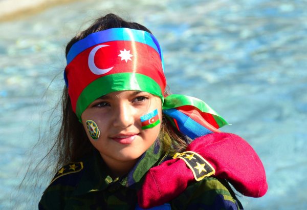 Dənizkənarı Bulvarda Dövlət Bayrağı Günü münasibəti ilə bayram tədbiri olub (FOTOREPORTAJ)