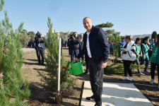 Prezident İlham Əliyev və birinci xanım Mehriban Əliyeva Bakının Xətai rayonunda ağacəkmə aksiyasında iştirak ediblər (FOTO) (YENİLƏNİB-2)