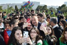 Prezident İlham Əliyev və birinci xanım Mehriban Əliyeva Bakının Xətai rayonunda ağacəkmə aksiyasında iştirak ediblər (FOTO) (YENİLƏNİB-2)