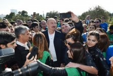 Prezident İlham Əliyev və birinci xanım Mehriban Əliyeva Bakının Xətai rayonunda ağacəkmə aksiyasında iştirak ediblər (FOTO) (YENİLƏNİB-2)