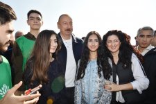 Prezident İlham Əliyev və birinci xanım Mehriban Əliyeva Bakının Xətai rayonunda ağacəkmə aksiyasında iştirak ediblər (FOTO) (YENİLƏNİB-2)
