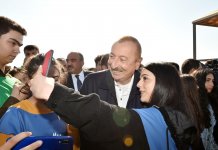 Prezident İlham Əliyev və birinci xanım Mehriban Əliyeva Bakının Xətai rayonunda ağacəkmə aksiyasında iştirak ediblər (FOTO) (YENİLƏNİB-2)