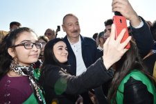 Prezident İlham Əliyev və birinci xanım Mehriban Əliyeva Bakının Xətai rayonunda ağacəkmə aksiyasında iştirak ediblər (FOTO) (YENİLƏNİB-2)