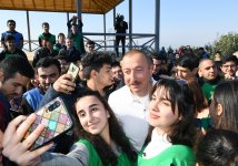 Prezident İlham Əliyev və birinci xanım Mehriban Əliyeva Bakının Xətai rayonunda ağacəkmə aksiyasında iştirak ediblər (FOTO) (YENİLƏNİB-2)