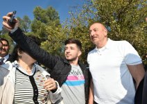 Prezident İlham Əliyev və birinci xanım Mehriban Əliyeva Bakının Xətai rayonunda ağacəkmə aksiyasında iştirak ediblər (FOTO) (YENİLƏNİB-2)