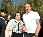 Prezident İlham Əliyev və birinci xanım Mehriban Əliyeva Bakının Xətai rayonunda ağacəkmə aksiyasında iştirak ediblər (FOTO) (YENİLƏNİB-2)