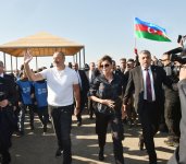 Prezident İlham Əliyev və birinci xanım Mehriban Əliyeva Bakının Xətai rayonunda ağacəkmə aksiyasında iştirak ediblər (FOTO) (YENİLƏNİB-2)