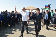 Prezident İlham Əliyev və birinci xanım Mehriban Əliyeva Bakının Xətai rayonunda ağacəkmə aksiyasında iştirak ediblər (FOTO) (YENİLƏNİB-2)