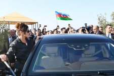 Prezident İlham Əliyev və birinci xanım Mehriban Əliyeva Bakının Xətai rayonunda ağacəkmə aksiyasında iştirak ediblər (FOTO) (YENİLƏNİB-2)
