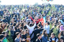 Prezident İlham Əliyev və birinci xanım Mehriban Əliyeva Bakının Xətai rayonunda ağacəkmə aksiyasında iştirak ediblər (FOTO) (YENİLƏNİB-2)