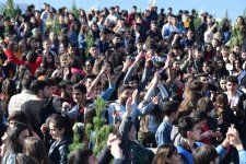Prezident İlham Əliyev və birinci xanım Mehriban Əliyeva Bakının Xətai rayonunda ağacəkmə aksiyasında iştirak ediblər (FOTO) (YENİLƏNİB-2)